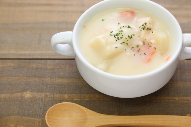 ヒルナンデス レシピ 作り方 おかずになるスープ コンビニ食材 電子レンジ 簡単レシピ キャベツと厚揚げのミルク鮭スープ