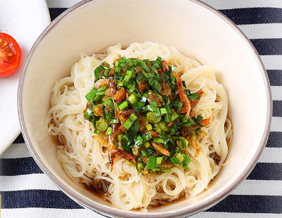 男子ごはん そうめんアレンジ 汁なし油そば風 ニラと桜えびの混ぜそうめん の作り方 グレンの気になるレシピ