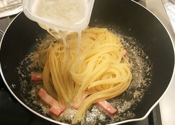 シャンタンバターカルボナーラ パスタ麺 乳化