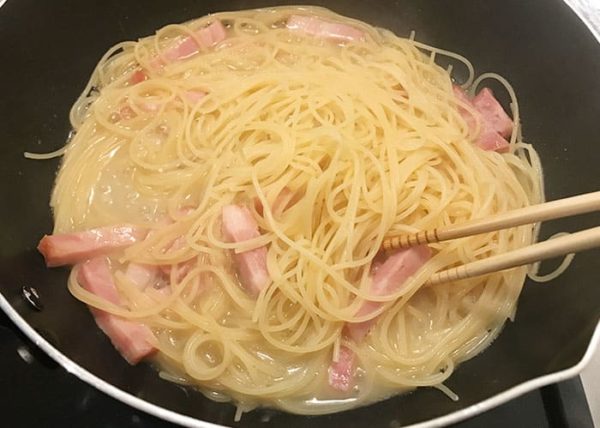 シャンタンバターカルボナーラ パスタ麺 乳化