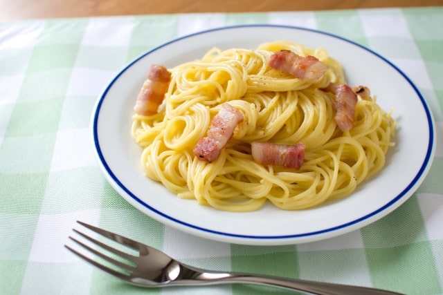 ぺこもぐキッチン 料理家 栗原心平 パスタ ワンパンパスタ対決 キンのカレーワンパンカルボナーラ