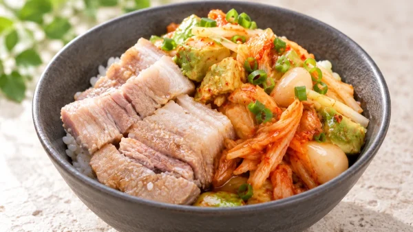 ウワサのお客さま「レジェンド寮母特製・焼かないアボカド豚キムチ丼」