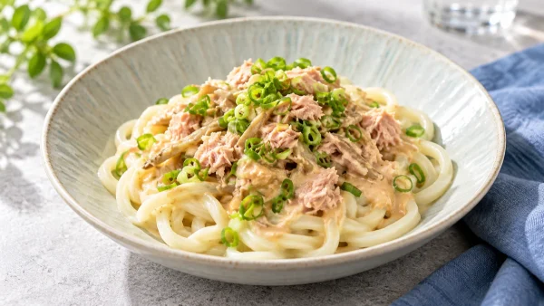 DayDay.「白みそドレッシングのごぼうとツナのうどん」ドレッシング活用レシピ