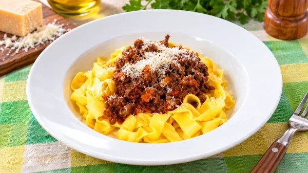 ぺこもぐキッチン「手打ちタリアテッレの牛肉ラグーソース」