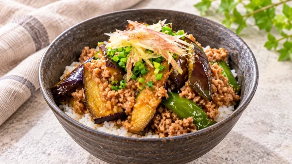 ペコもぐキッチン「ナスとピーマンのひき肉麹丼」