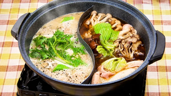 ぺこもぐキッチン「鶏団子の崩し豆腐鍋・豚肉ときのこのエスニック鍋」